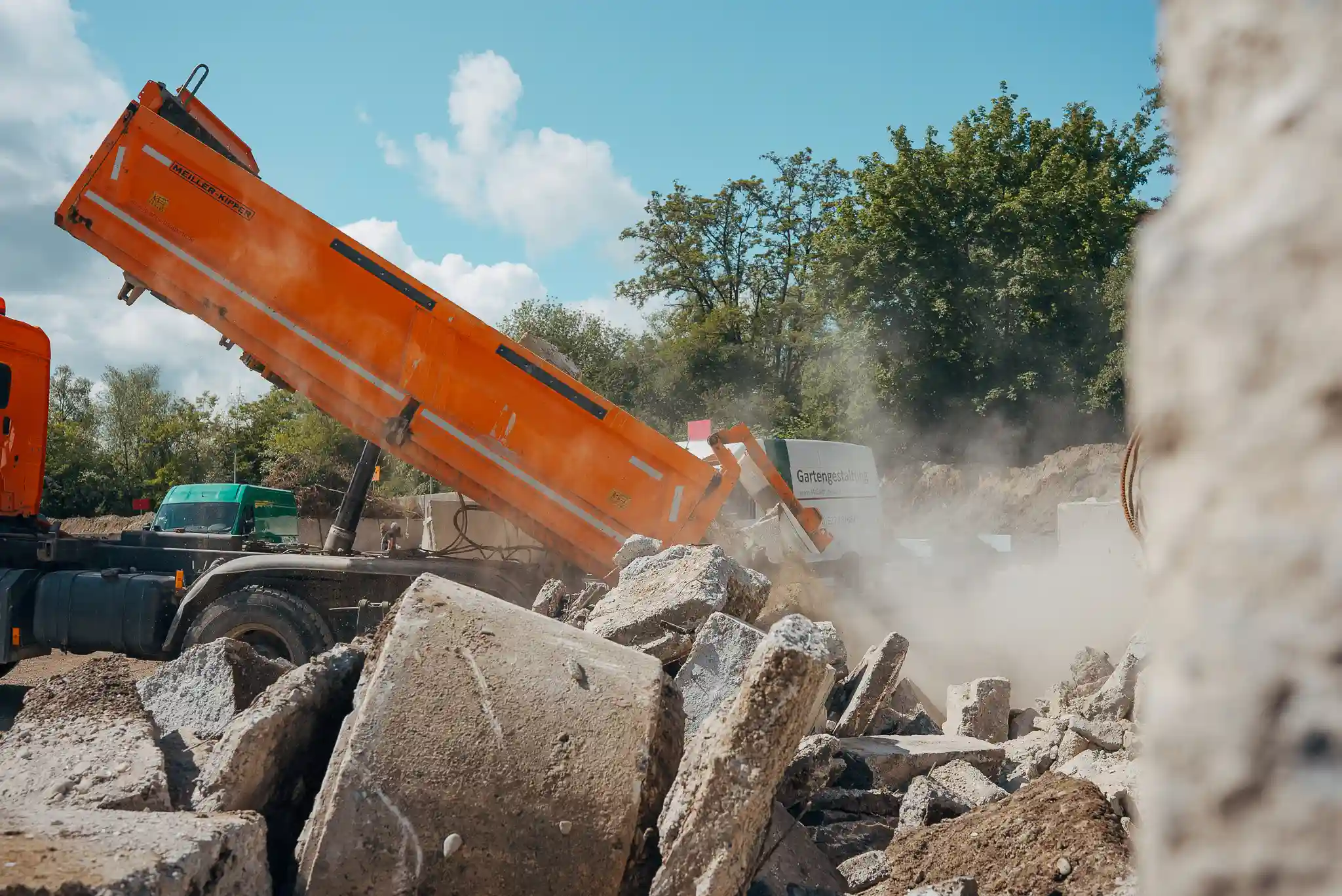 LKW kippt Bauschutt und Betonbruch zur Verwertung ab – Stoffstrommanagement mit REVIA